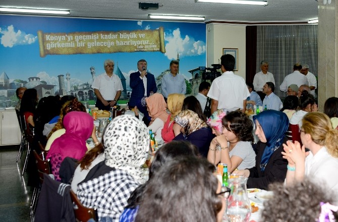 Başkan Akyürek, Huzurevi Sakinleri Ve Çocuklarla İftar Yaptı