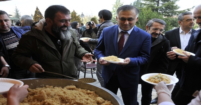 Selçuk Üniversitesinde Öğrencilere Helva İkramı