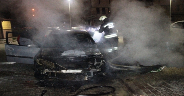 Çöp Konteynerinde Çıkan Yangın, Park Halindeki Otomobili Yaktı