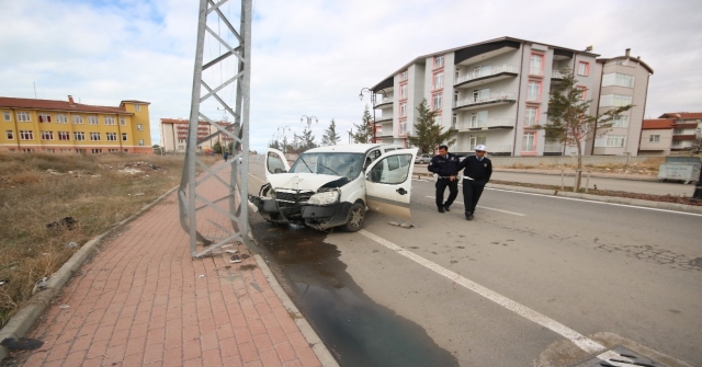 Hafif Ticari Araç Elektrik Direğine Çarptı: 2 Yaralı