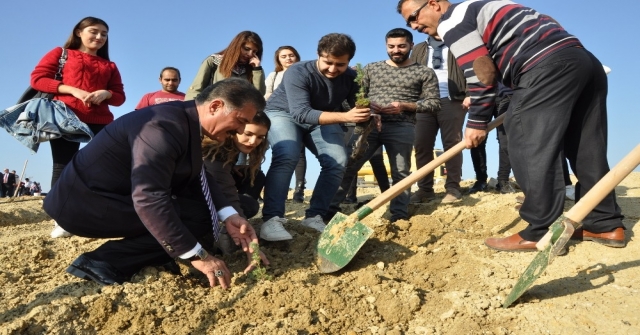 Başkan Tuna Öğrencilerle Fidan Dikti