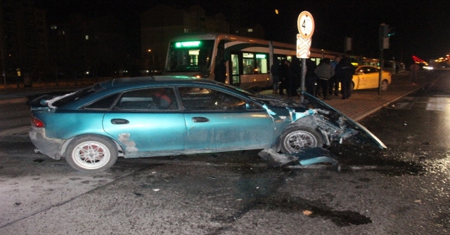 Kontrolden Çıkan Otomobil Tramvaya Çarptı