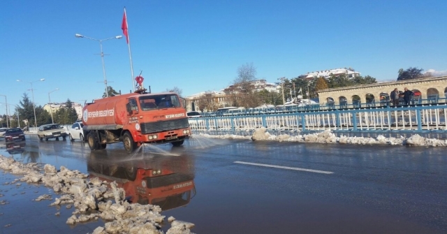 Beyşehirde Buzlanmaya Karşı Solüsyonlu Önlem