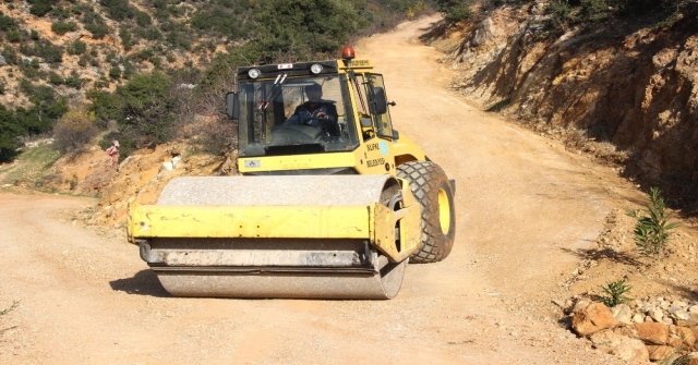 Silifkede Yol Yapım Çalışmaları Sürüyor