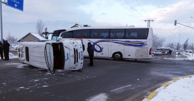 Öğrencisi Servisi İle Yolcu Otobüsü Çarpıştı: 18 Öğrenci Yaralı