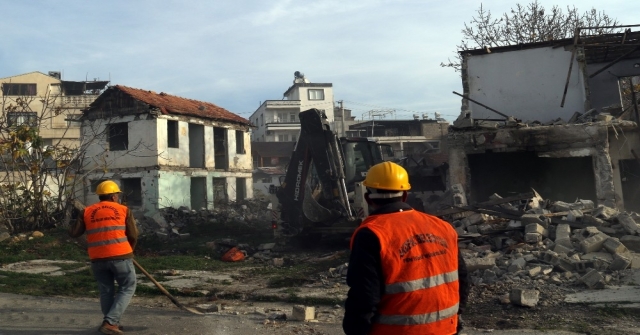 Mersinde Metruk Binalar Yıkılıyor