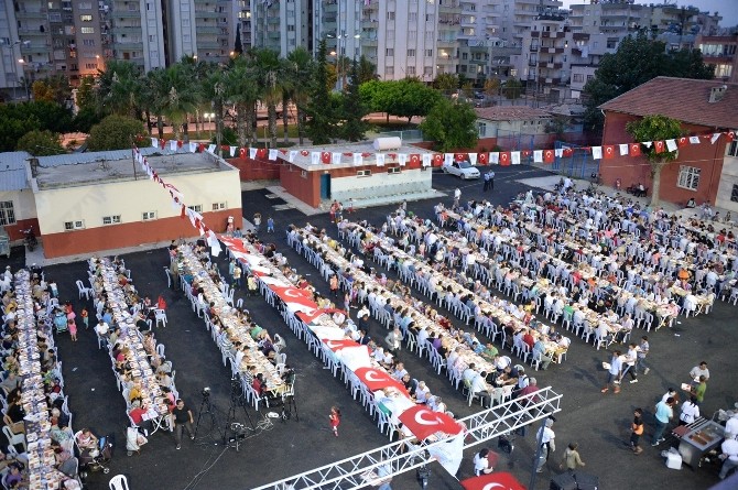 Büyükşehir Belediyesi, Akdeniz’de İftar Yemeği Verdi