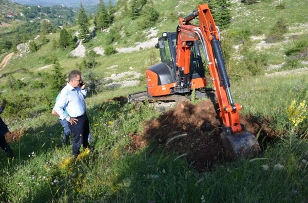 Sonbaharda Dikilecek Ceviz Fidanlarının Yerleri Hazırlandı