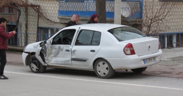 Okul Servisi İle Otomobilin Çarpıştığı Kaza Kamerada