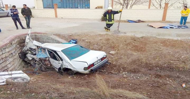 Kamyonetten Düşen Eşyadan Kaçan Sürücü Otomobille Menfeze Çarptı: 3 Ölü, 1 Yaralı