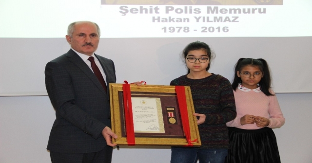 Karamanda Şehit Polis Memurunun Devlet Övünç Madalyası Kızlarına Verildi