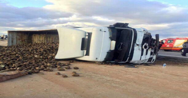 Konyada Otomobil İle Pancar Yüklü Tır Çarpıştı: 4 Ölü