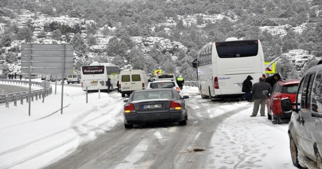 Konya-Antalya Yolunda Kar Nedeniyle Ulaşım Güçlükle Sağlanıyor