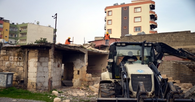 Akdenizde Metruk Binaların Yıkımı Sürüyor