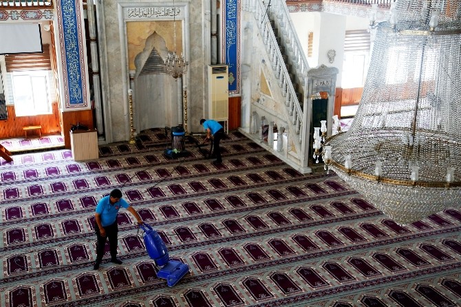 Erdemli Belediyesi’nden Cami Temizliği