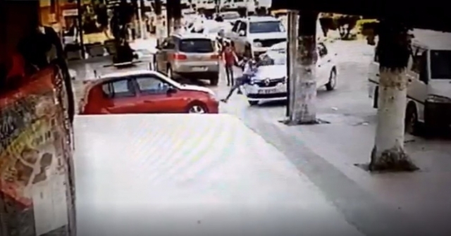 Kadın Sürücünün İdaresindeki Otomobil Yolda Yürüyen Kadına Çarptı