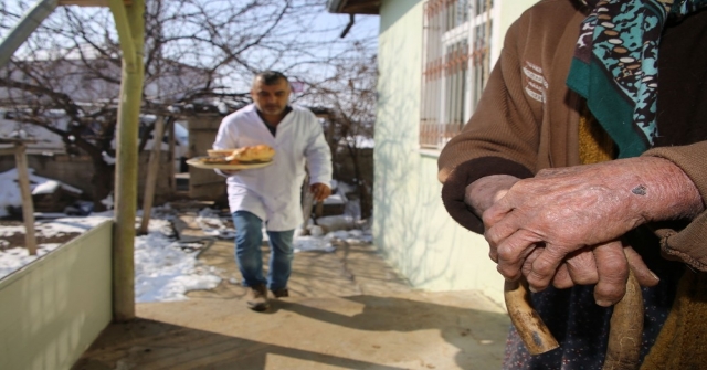 Karamanda Belediye Muhtaç 60 Aileye Günlük Sıcak Yemek Veriyor