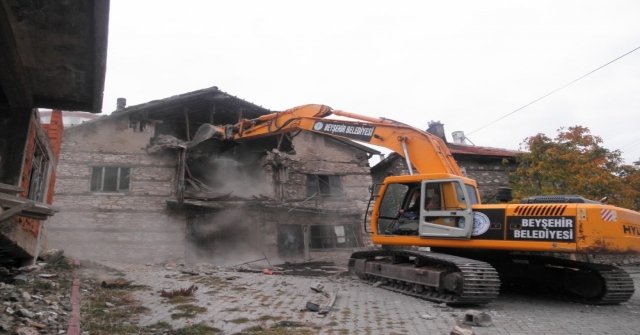 Beyşehirde Metruk Binalar Yıkılıyor