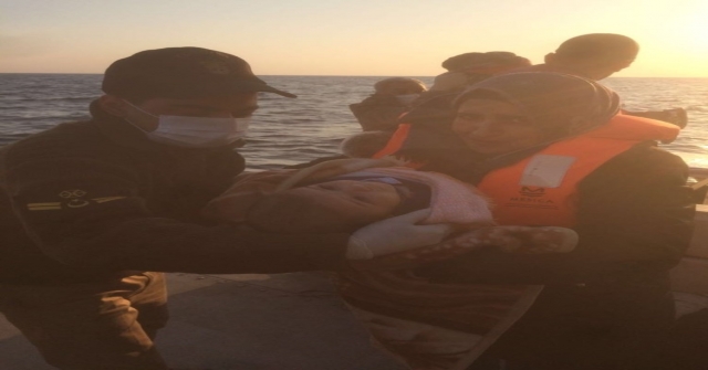 Makine Arızası Yapan Teknedeki Kaçaklar, Sahil Güvenlik Ekiplerince Kurtarıldı