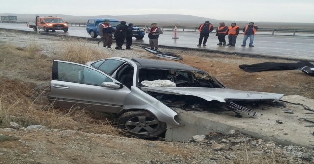 Konyada Otomobil Menfeze Çarptı: 2 Ölü, 1 Yaralı