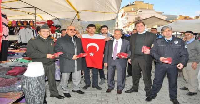 Akşehir Protokolü Zeytin Dalı Harekatına Destek İçin Bayrak Dağıttı