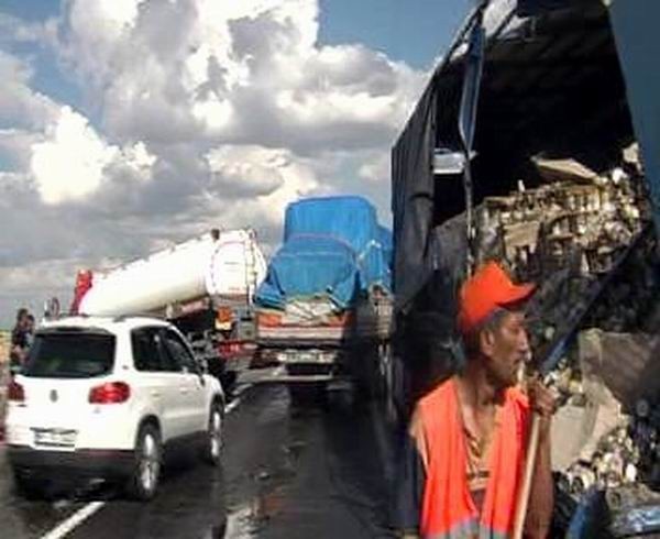 Tekeri Patlayan Tır’a Tanker Çarptı: 2 Yaralı