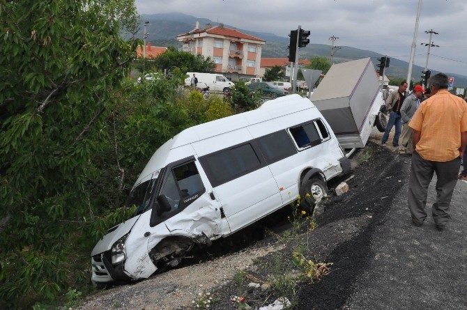 Konya’da Otomobille Minibüs Çarpıştı: 5 Yaralı