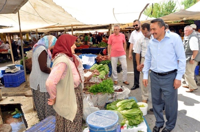 Belediye Başkanı Mehmet Tutal, Pazar Esnafını Ziyaret Etti