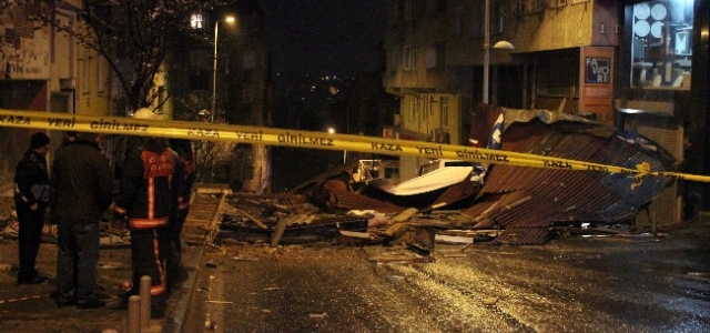 Şiddetli Rüzgar Ağaçları Devirdi, Çatıları Uçurdu