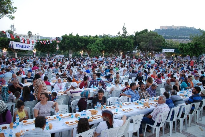 Silifke Belediyesi Halka İftar Verdi