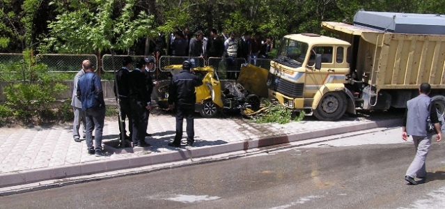 Tankerin Altına Giren Otomobilden Sağ Çıktı