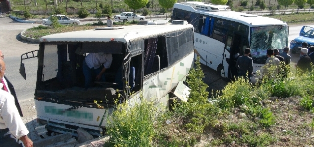 Öğrenci Servisi İle İşçi Servisi Çarpıştı: 15 Yaralı