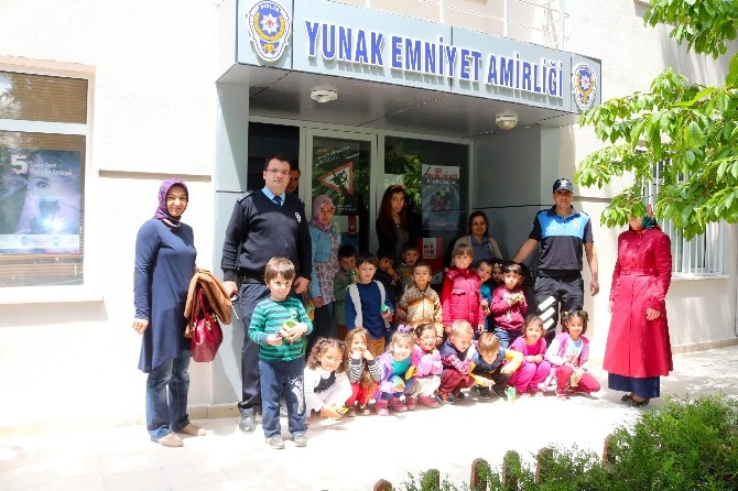 Minik Öğrencilerden Yunak Emniyet Amirliğine Ziyaret