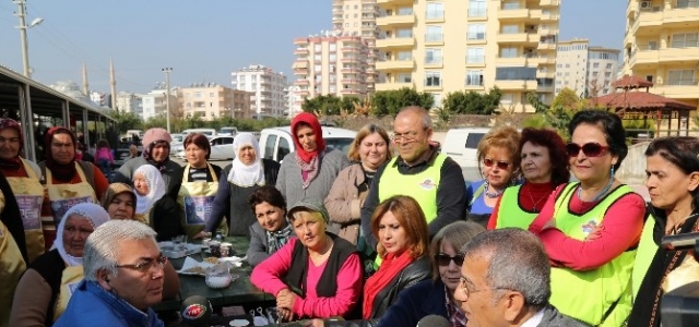 Mezitli Kadın Üretici Pazarı İlgi Odağı Oldu