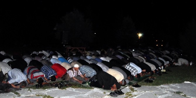 Seydişehir Kuğulu Park’ta Vatandaşlar Teravih İçin Toplandı