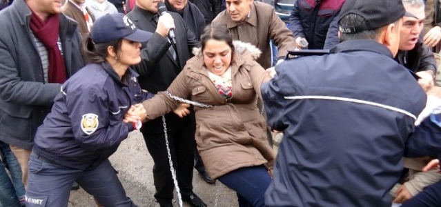 Özgecan Cinayetine Zincirli Protesto