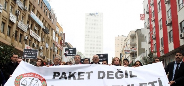 Avukatlar Cübbeleri İle Yürüyerek ’İç Güvenlik Reformu Paketi’ni Protesto Etti