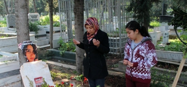 Özgecan’ın Mezarına Ziyaretçi Akını