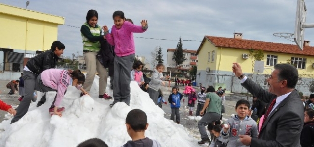 Toroslar Belediyesi, İlçe Merkezindeki Öğrencileri Karla Buluşturdu