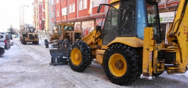 Seydişehir’de Toplanan Karlar Sulama Kanallarına Aktarılıyor