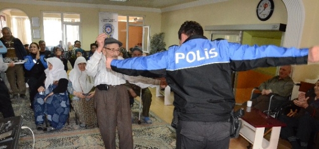 Yaşlılar Polis Memurlarıyla Çiftetelli Oynadı