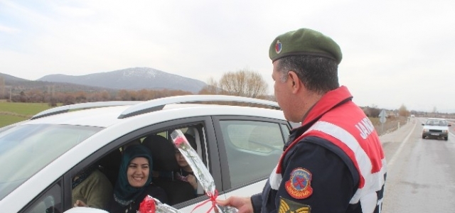 Jandarma’dan Kadın Sürücülere Çiçekli Sürpriz