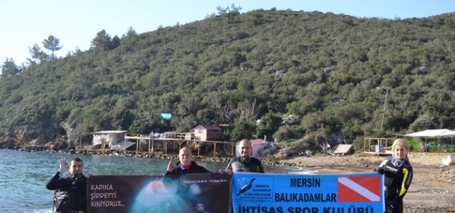 Özgecan İçin Deniz Altında Pankart Açıldı