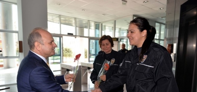 Vali Çakacak’tan Kadın Personele Karanfil