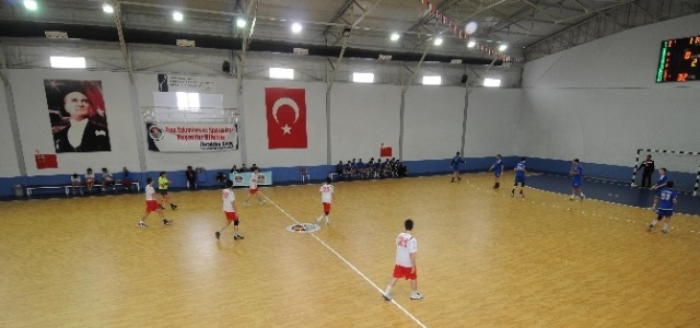 Yenişehir Belediyesi Spor Salonu Takımlara Ev Sahipliği Yapıyor