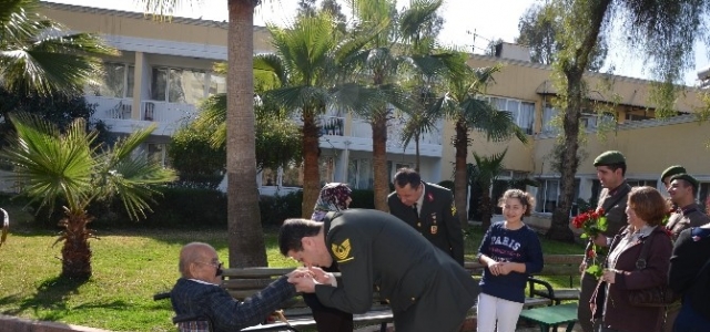 Jandarma, Huzurevi Sakinlerini Ziyaret Etti
