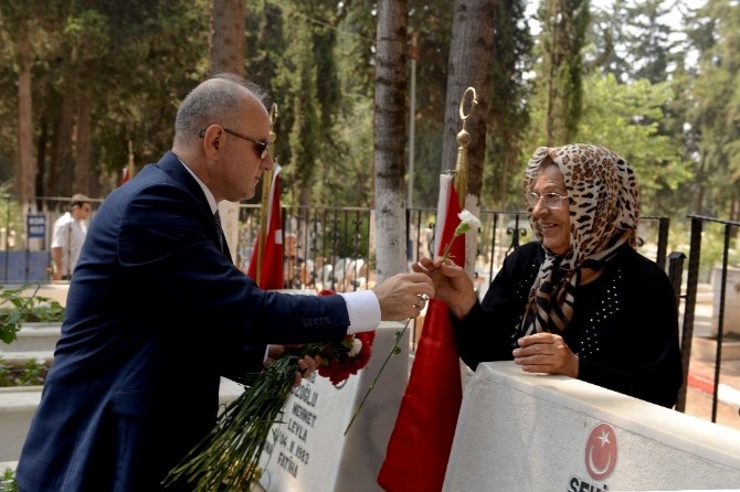 Mersin Şehitliği’nde Hüzünlü Bayramlaşma