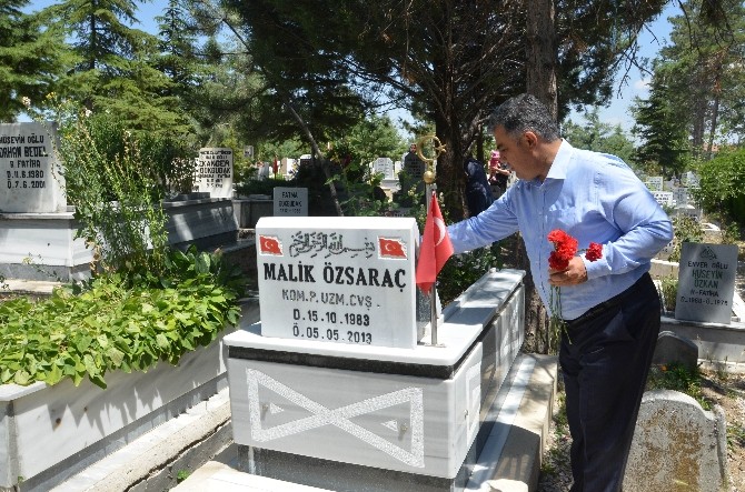 Başkan Özgüven Şehit Mezarlarını Ziyaret Etti