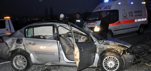 Otomobilde Sıkışan Yaralı Kadını İtfaiye Kurtardı