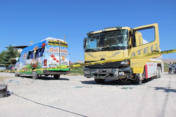 Mazot Tankeri Kreş Servisiyle Çarpıştı